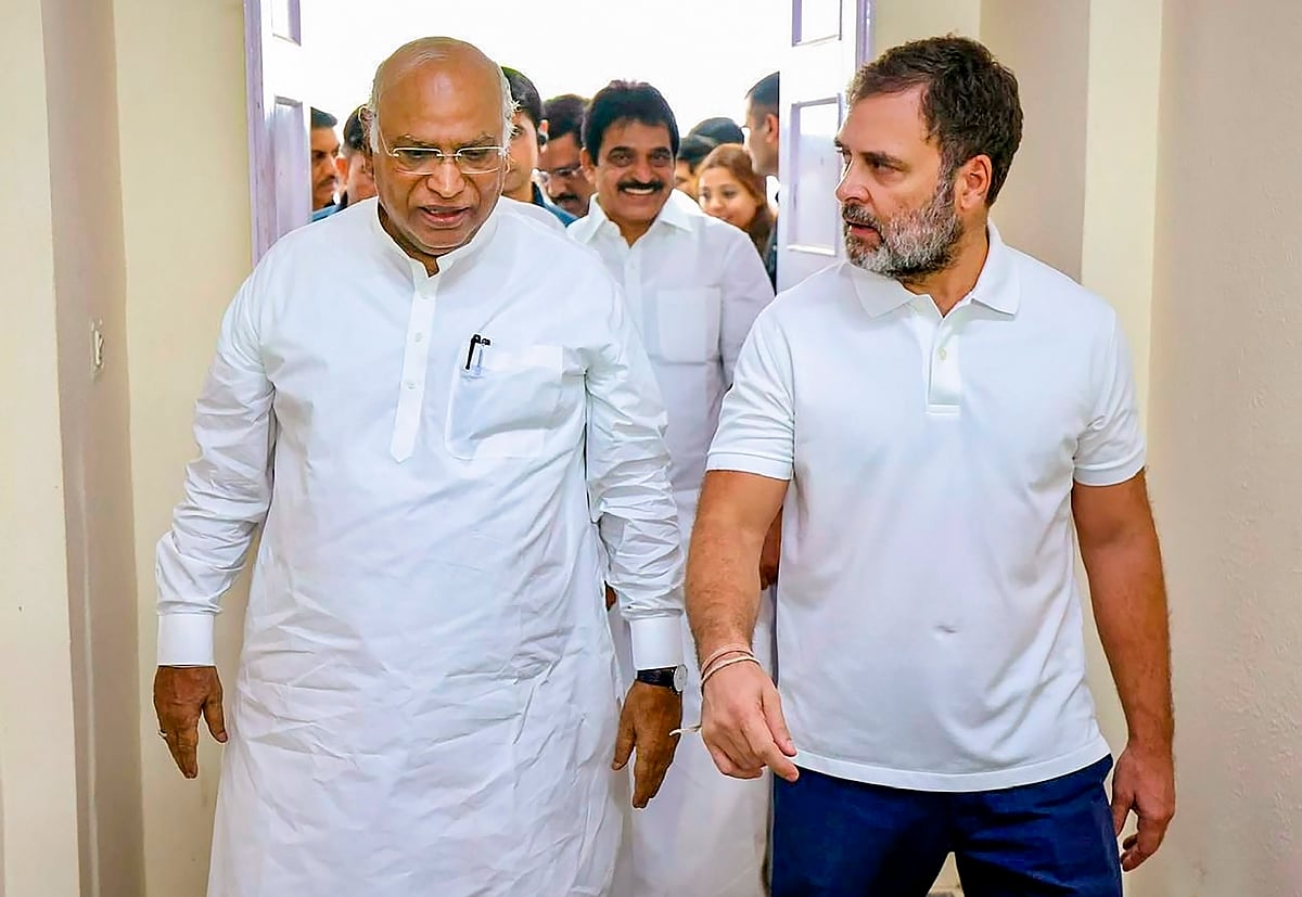 Congress leaders Mallikarjun Kharge (L) and Rahul Gandhi (R) - PTI